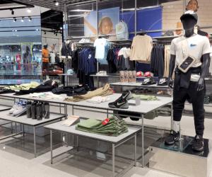 Un mare lanţ de magazine, prezent şi la noi, dă afară 1.400 de oameni. În ianuarie a mai concediat alţi 800