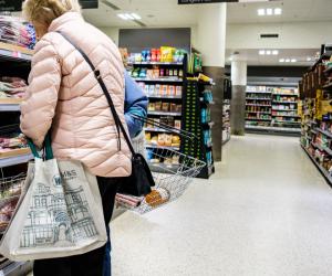 Angajări masive şi pe 6.500 de lei. Un lanţ de magazine ieftine se extinde în 3 oraşe de la noi