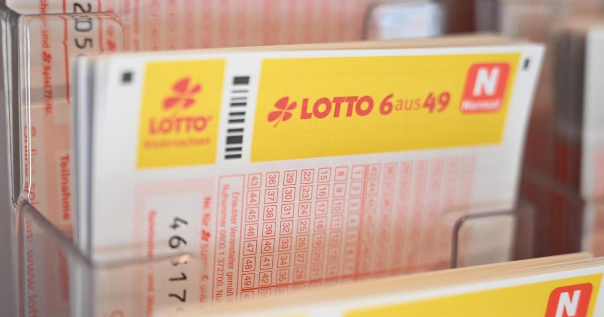 A câştigat 44 de milioane de euro la Loto 6/49, dar nu i-a spus nimic soţiei: "Nu poate fi adevărat"