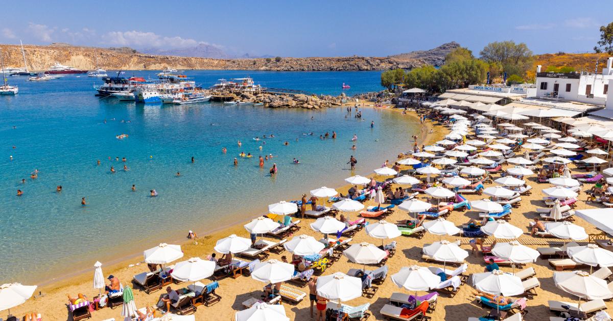 O destinaţie preferată de români interzice șezlongurile pe sute de plaje. Ce trebuie să ştie turiştii