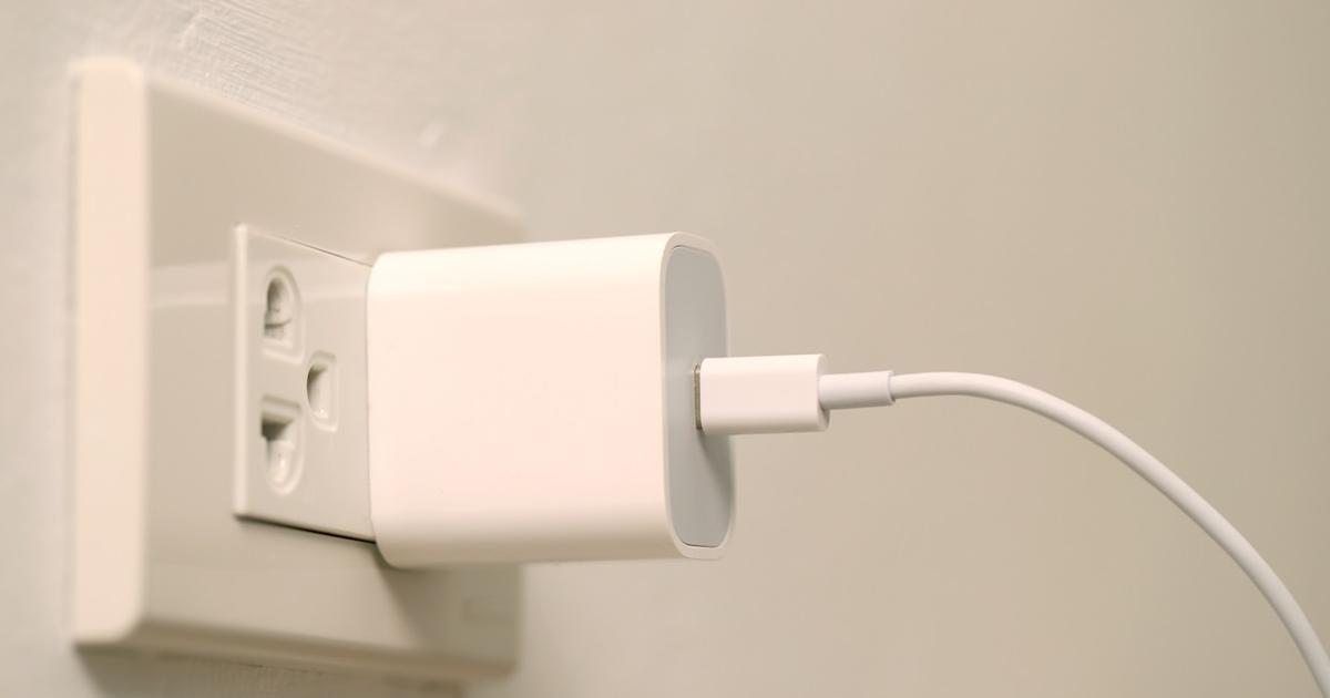 Este periculos să lași încărcătorul în priză toată ziua? Ce spun experții și când devine o problemă