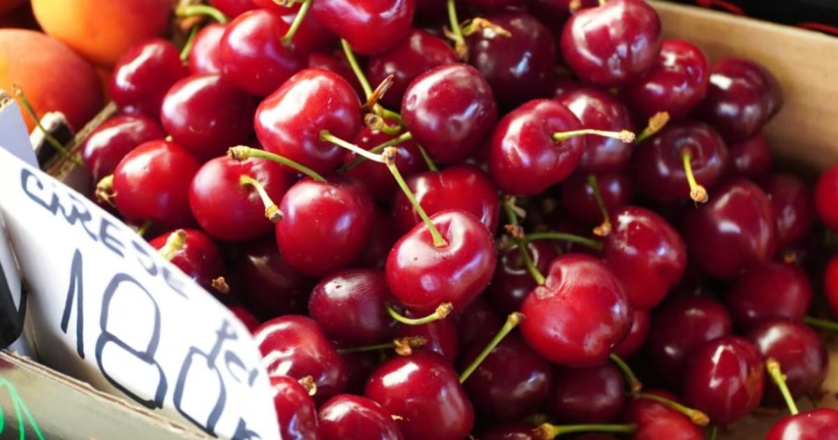 Cireșele din Spania se vând cu 180 lei/kg în pieţele din Sibiu: "Avem clienți"