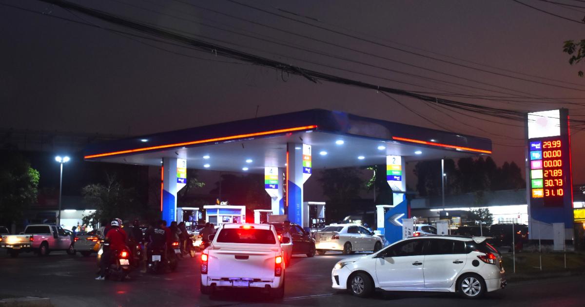 Ce urmează să se întâmple zilele următoare pe piaţa carburanţilor. Avertismentul specialiştilor