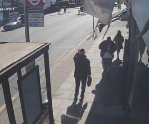 Momentul în care un bărbat înjunghie 2 oameni în plină zi, pe o stradă din Londra. Ar fi fost un act antisemit