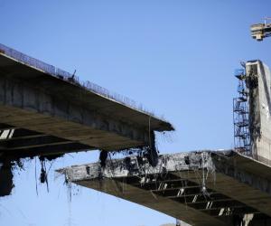 Trump: "Încă puțin și deschidem Ormuz, luăm petrolul și facem o avere". Iran susţine că a doborât un avion SUA