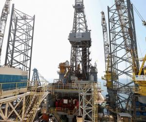 Israel a bombardat cel mai mare complex petrochimic al Iranului. Teheran refuză redeschiderea Ormuz