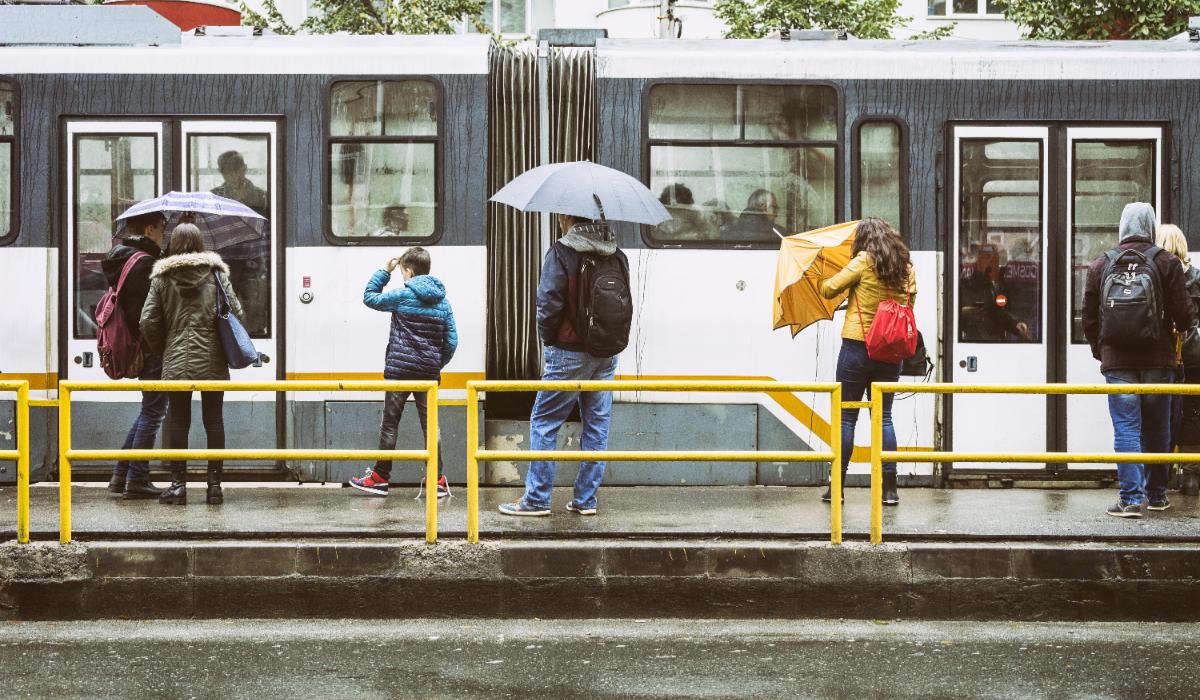Urmează 3 zile de frig, ploi, lapoviţă sau ninsoare în aproape toată ţara. Alertă de vreme rea în Capitală