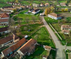 Satul unic în România care riscă să fie distrus de orăşenii mutaţi aici. " Au venit pentru case de vacanţe"