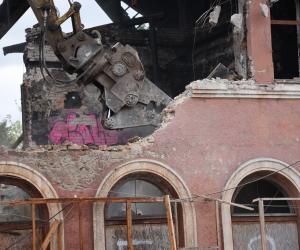 Exasperat de o familie de români care i-a ocupat ilegal casa, un francez a decis să o demoleze