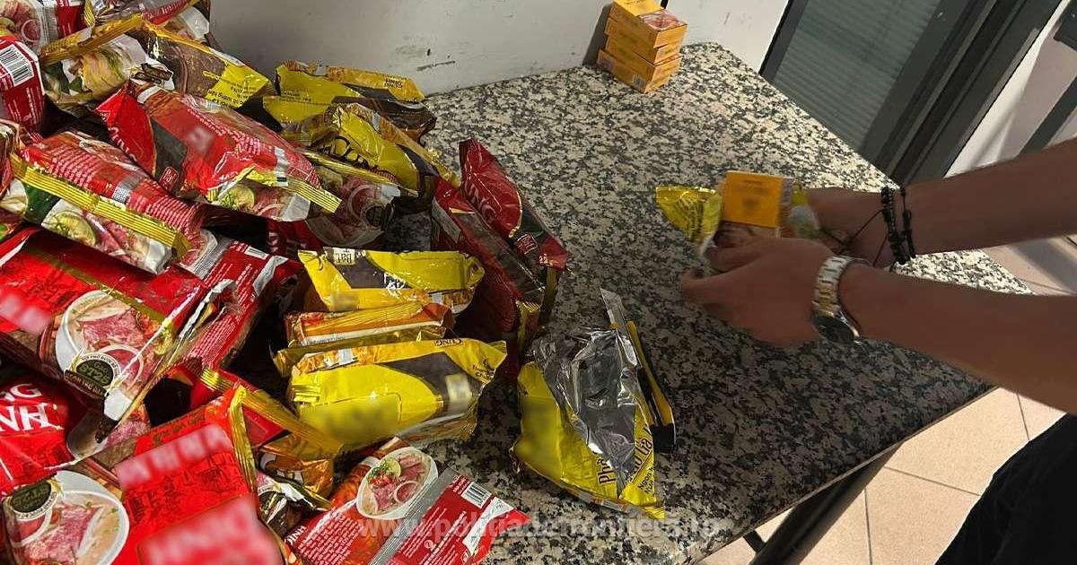 Poza pentru articolul Țigări ascunse în pungi cu noodles, descoperite pe Aeroportul Otopeni. Doi vietnamezi, cercetați pentru mită