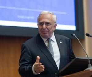 Isărescu respinge varianta unui premier tehnocrat: Ai nevoie de ochi la spate, să vezi cine te înjunghie