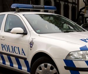 "Plângeau și cereau ajutor". Doi copii de 3 și 5 ani, abandonați de părinți pe un drum în Portugalia