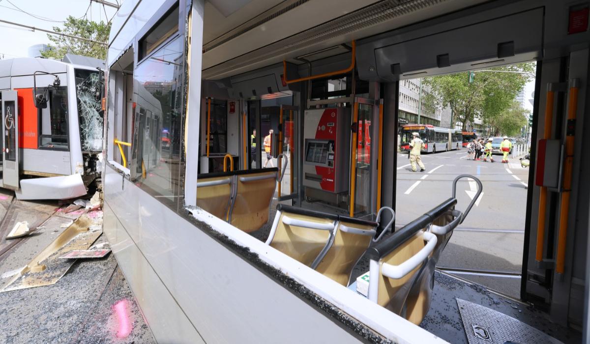 cel-pu-in-27-de-r-ni-i-dup-ce-dou-tramvaie-au-intrat-n-coliziune-n-centrul-dusseldorf
