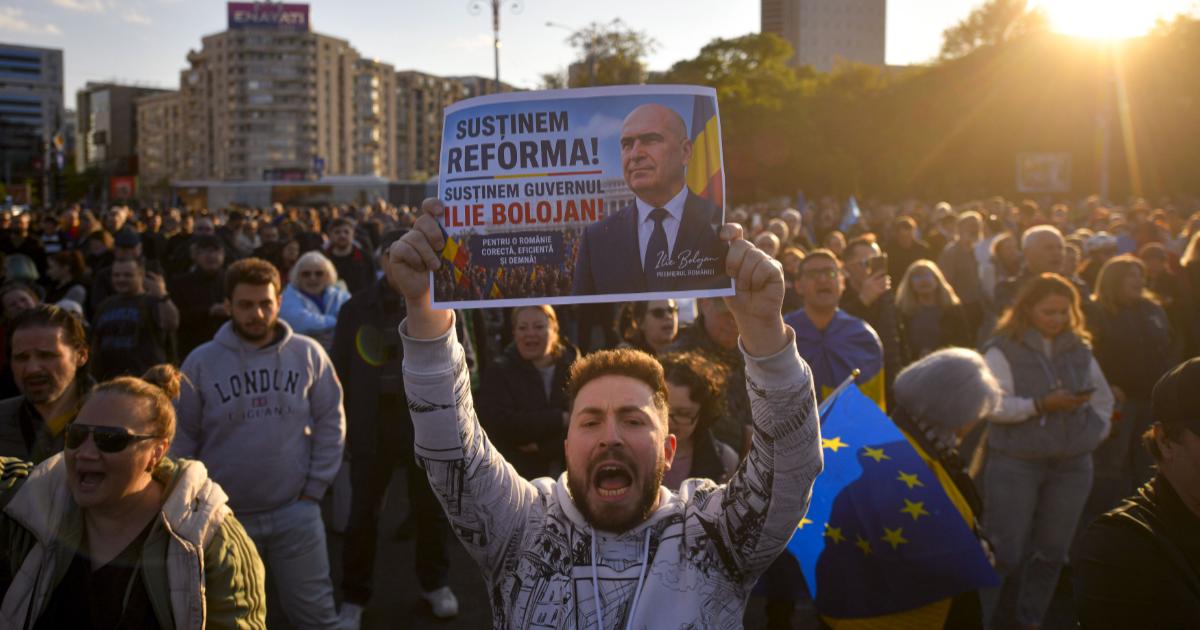 Poza pentru articolul Manifestaţii pentru susţinerea lui Bolojan în Bucureşti şi Oradea. Premierul le-a mulţumit participanţilor