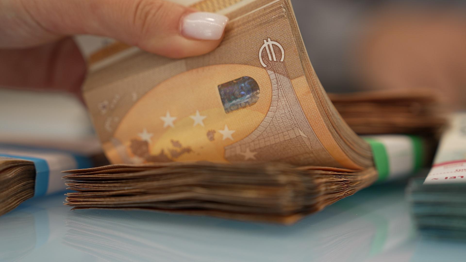 Undă de şoc în economie după căderea guvernului. Cu cât cresc ratele