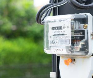 Compania care oferă curent electric gratuit câteva ore pe zi pentru mii de clienți din România