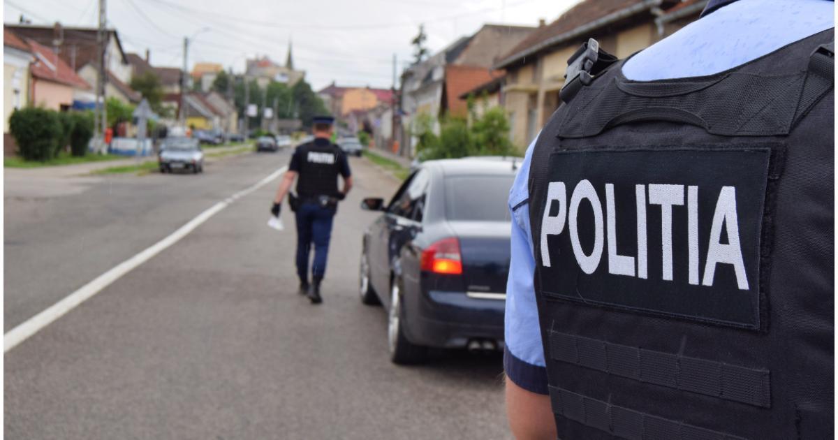 Doi bărbaţi din Bacău, prinși în flagrant în timp ce încercau să-i dea 2.500 de euro unui polițist