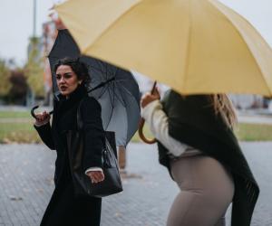 Jumătate de ţară intră sub cod galben de furtuni, ploi torenţiale şi descărcări electrice