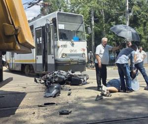 Un motociclist de 26 de ani din Bucureşti a murit după ce s-a izbit de un tramvai care ieşea din depou
