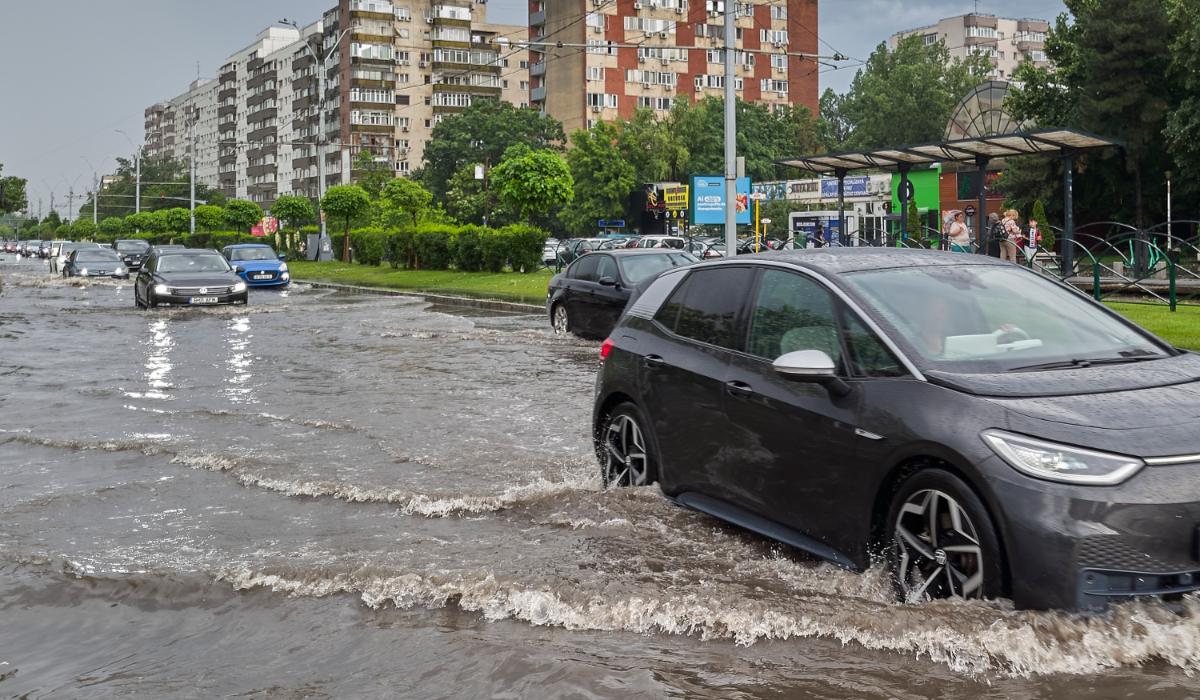 Cod galben de furtuni şi vijelii în Bucureşti şi în 10 judeţe. Harta fenomenelor extreme care mătură România