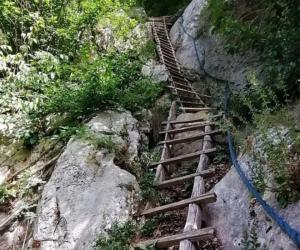 Satul din România unde se ajunge pe o scară prinsă de stâncă. Ultimii 20 de locuitori trăiesc complet izolaţi