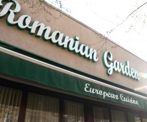 Restaurantul din New York care are în meniu sarmale, pomana porcului şi tochitura