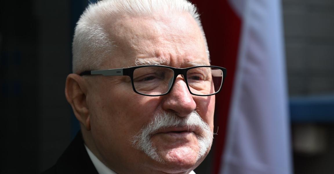 Nicuşor Dan l-a decorat pe Lech Walesa, fost preşedinte al Poloniei, cu Ordinul Naţional "Steaua României"