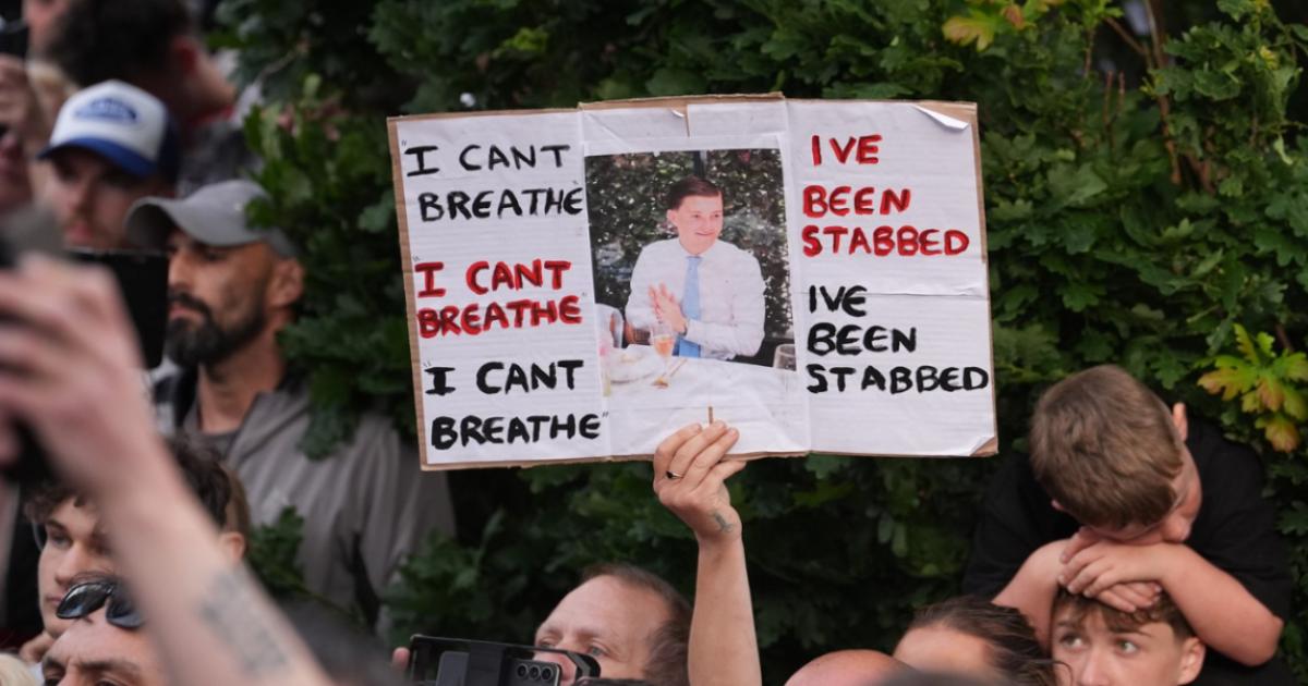 Poza pentru articolul Imagini care au revoltat UK. Adolescent înjunghiat mortal, încătuşat în timp ce agresorul era lăsat liber