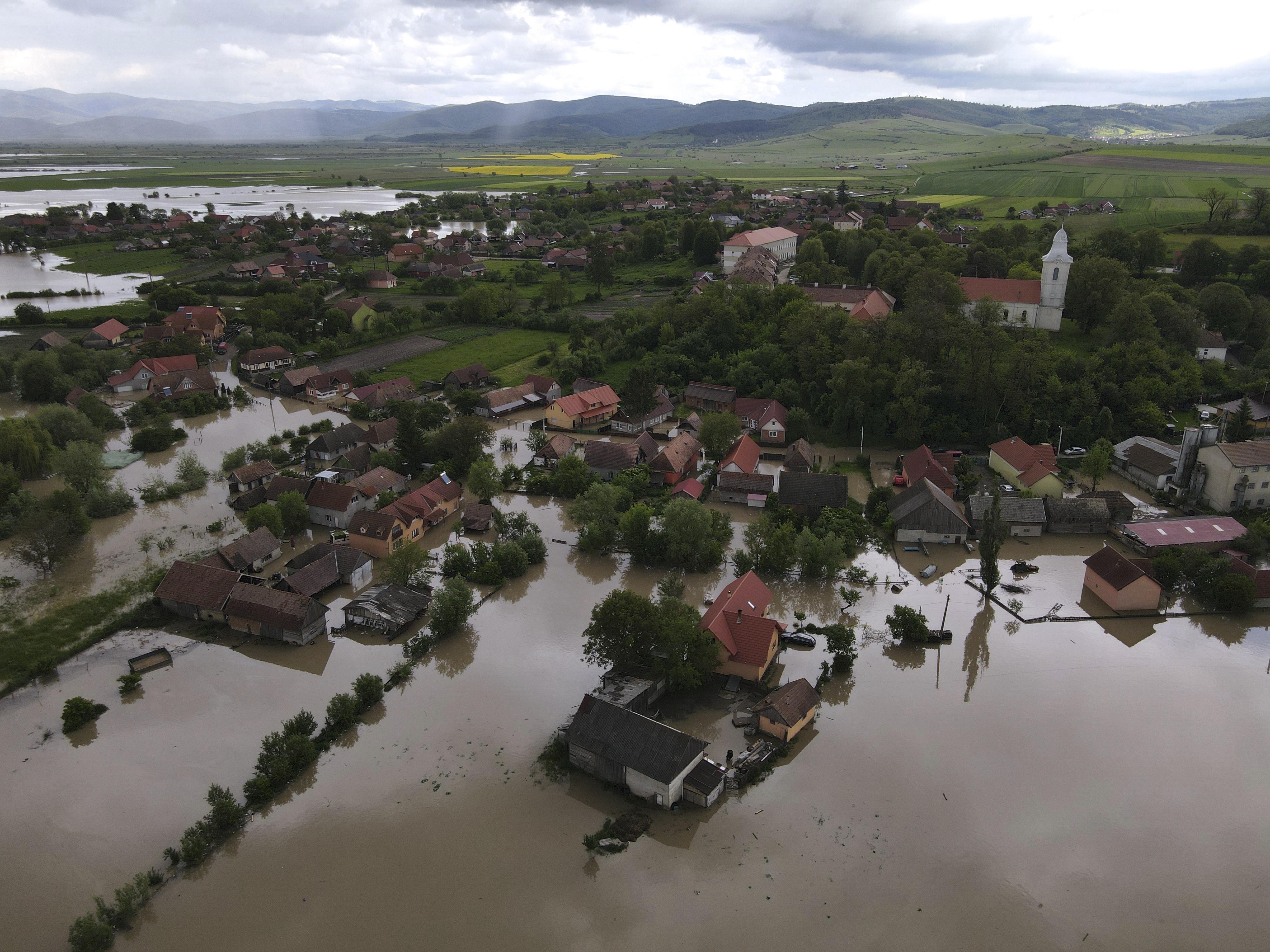 Cod portocaliu de inundaţii pe râuri din 3 judeţe, până luni dimineaţă