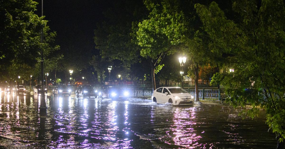 Poza pentru articolul COD ROŞU de furtună în Bucureşti şi Ilfov. 4 mesaje RO-ALERT, străzi inundate şi peste 1000 de apeluri la 112