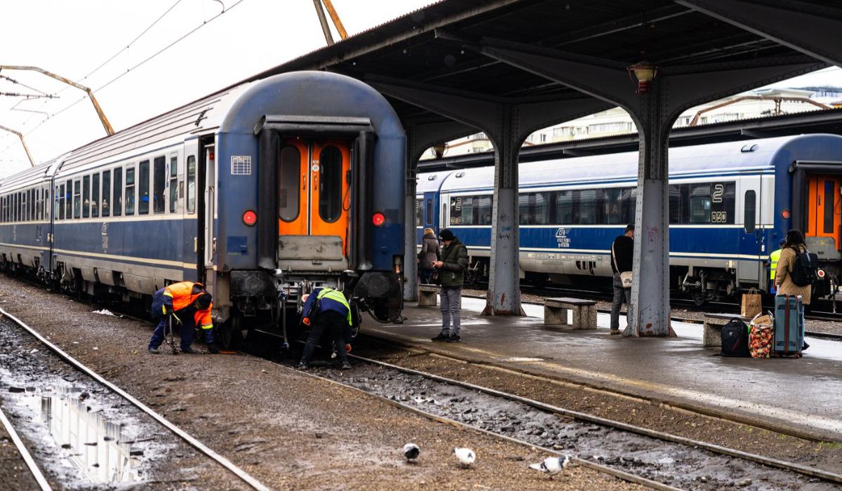 Furtunile au dat peste cap circulaţia trenurilor CFR. Întârzieri înregistrate pe mai multe rute