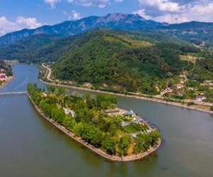 Unde se află singura insulă locuită de pe cursul unui râu din România. Ascunde şi o comoară