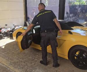 Trei români, implicați într-o fraudă de 9 milioane de euro în Italia. Și-au cumpărat case și mașini de lux