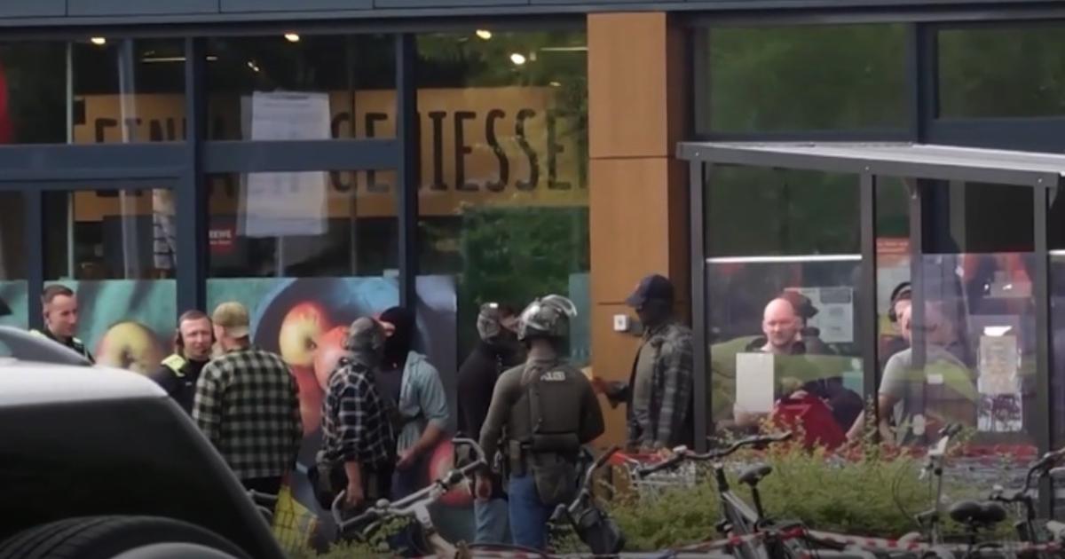 Poza pentru articolul O femeie luată ostatică într-un supermarket din Berlin a fost eliberată. Gestul şocant de la casa de marcat