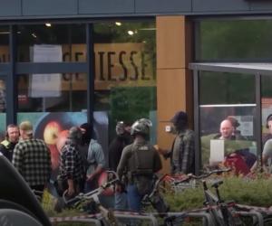 O femeie luată ostatică într-un supermarket din Berlin a fost eliberată. Gestul şocant de la casa de marcat