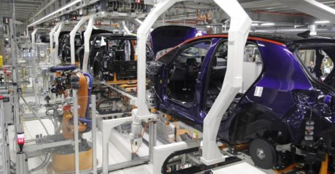 Gigantul auto care ia în calcul închiderea mai multor fabrici și concedierea a 50.000 de angajați