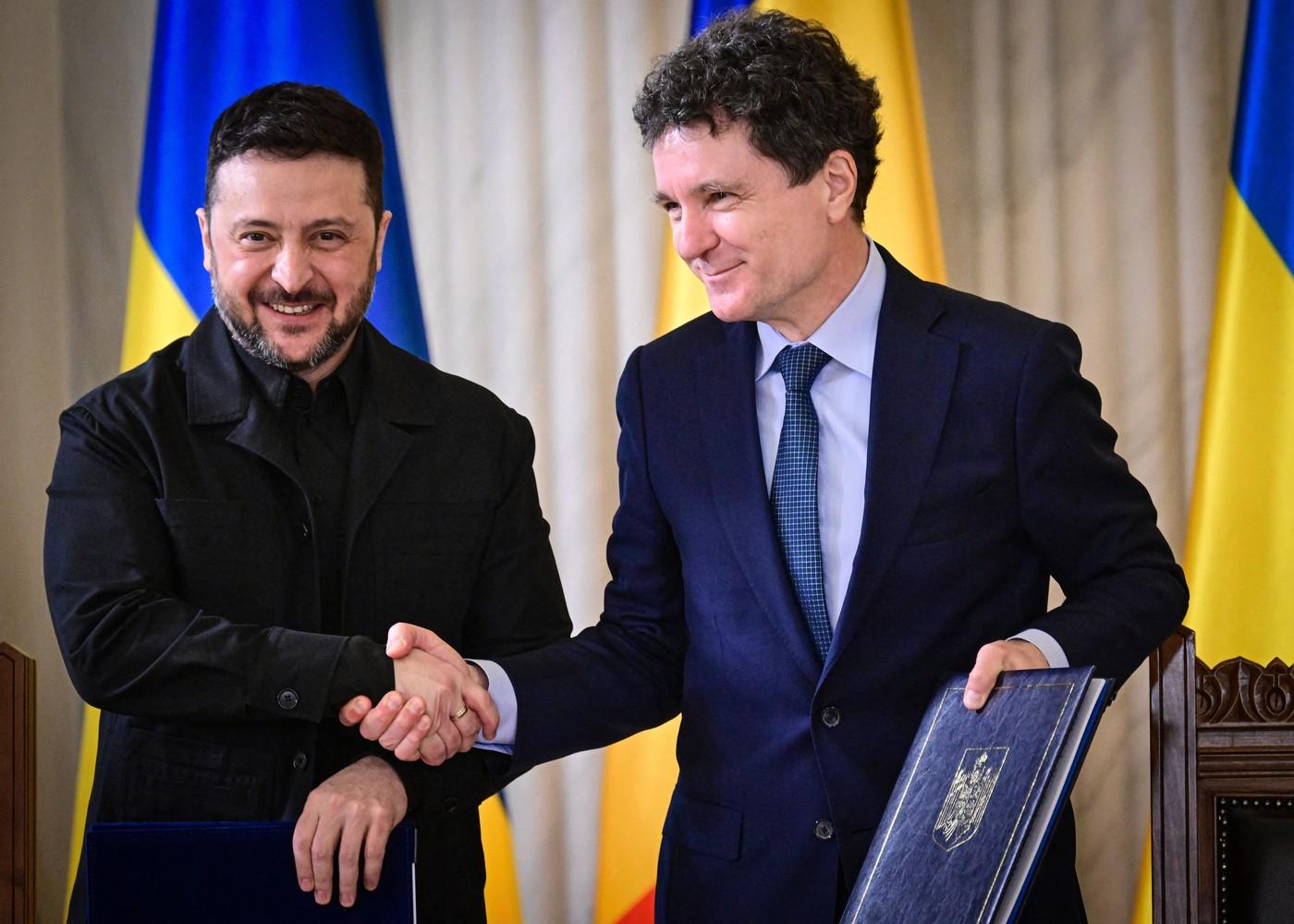 Guvernul, obligat de instanță să dea informații despre hotărârile privind sprijinul militar pentru Ucraina