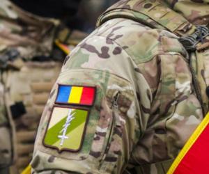 Un comandant deconta adidaşi şi tricouri din banii Armatei. Punea militarii să-i zugrăvească şi să-i gătească