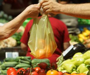 Leguma rară care se vinde la o piaţă din Sibiu. Un producător vine special din Olt
