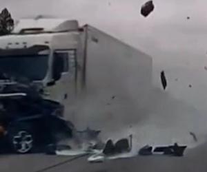 Moartea a venit într-o secundă. Momentul când o familie întreagă este spulberată de un TIR pe o şosea în Rusia