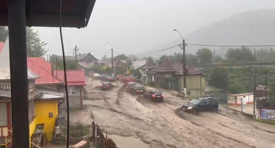 Străzi inundate și mașini luate de viituri în centrul Bușteniului. DN1, afectat