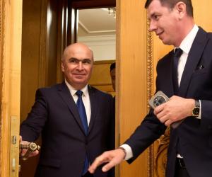 Bolojan sesizează CCR, după ce magistraţii cer în instanţă bani mai mulţi. "Depășește sfera de competenţă"