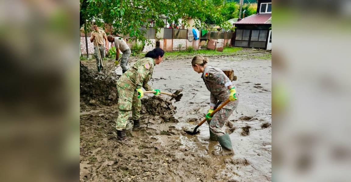 Zeci de militari intervin în Bușteni, în sprijinul localnicilor afectați de viituri. Anunțul MApN