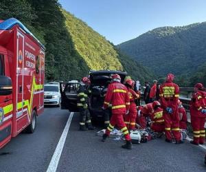 Un bolovan a căzut pe un autoturism, pe DN7, între Boiţa şi Lazaret. Bărbat scos inconştient dintre fiare