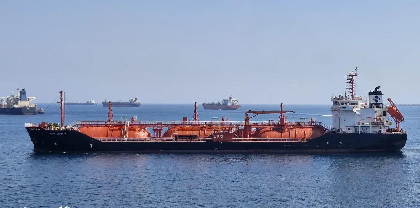 Petrolier în flăcări, aproape de Sf. Gheorghe. Nicușor Dan: "Nava a fost lovită în afara apelor teritoriale"