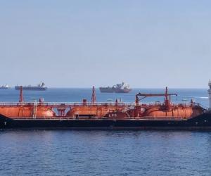 Petrolier în flăcări, aproape de Sf. Gheorghe. Nicuşor Dan: "Nava a fost lovită în afara apelor teritoriale"