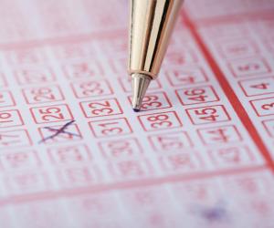 A dat lovitura la loto, după ce a jucat numerele preferate ale mamei sale, care murise recent. "E un semn"