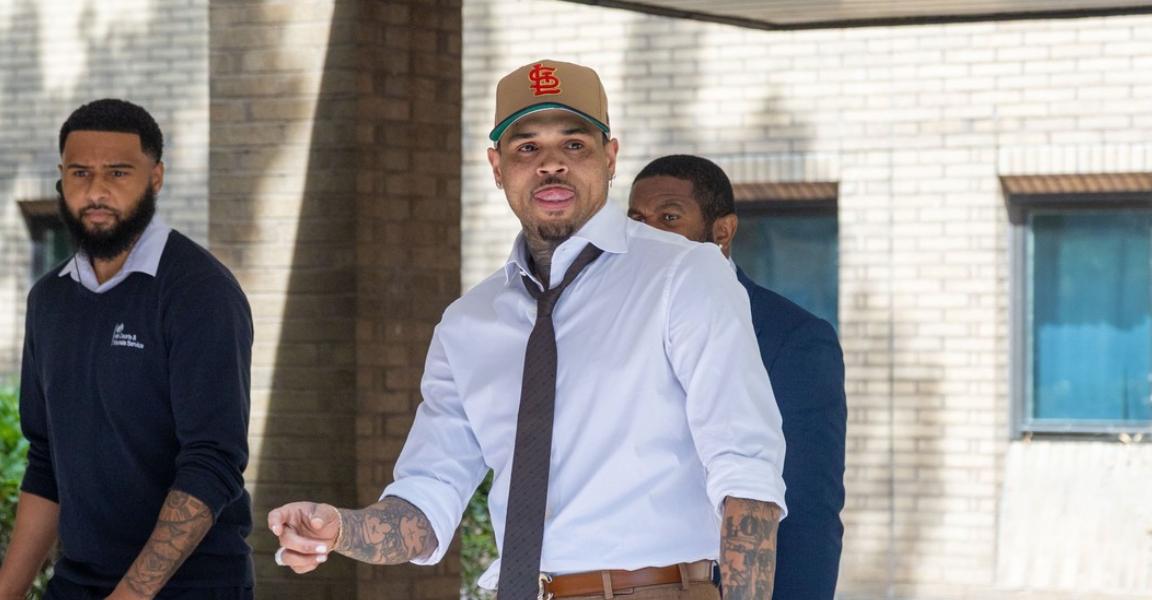 Cântărețul american Chris Brown a pledat vinovat la Londra într-un dosar de agresiune. Când își află sentința