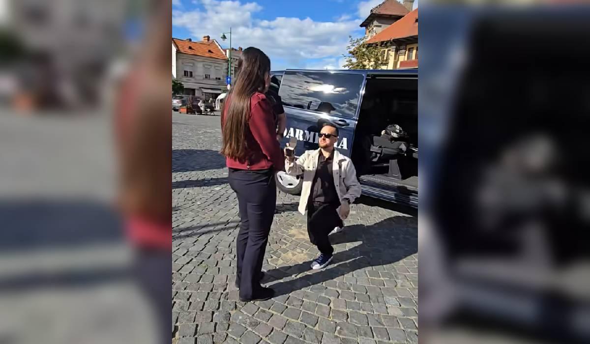 Jandarmii au oprit-o pentru un "bagaj suspect". Atunci, iubitul ei a îngenuncheat și a cerut-o de soție