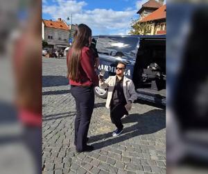 Jandarmii au oprit-o pentru un "bagaj suspect". Atunci, iubitul ei a îngenuncheat și a cerut-o de soție